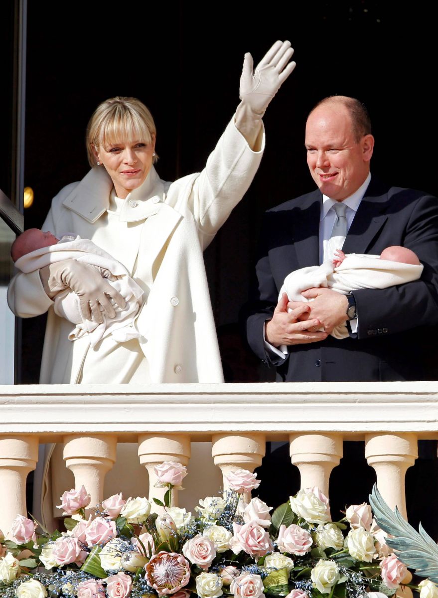 князь Монако Альберт, его жена Шарлин и новорожденные дети