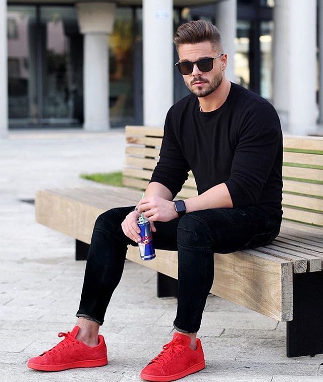 красные мужские кроссовки с зауженными тёмными джинсами