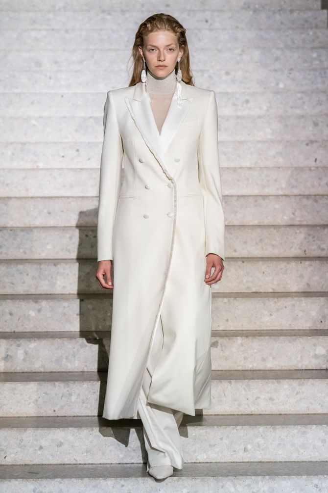 модное женское белое пальто