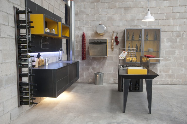 Необычный дизайн кухни YELLOW METAL KITCHEN от Home Brand