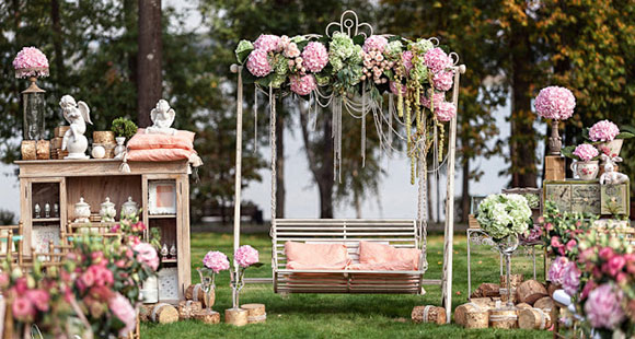 Оформление свадебной качели розовыми пионами