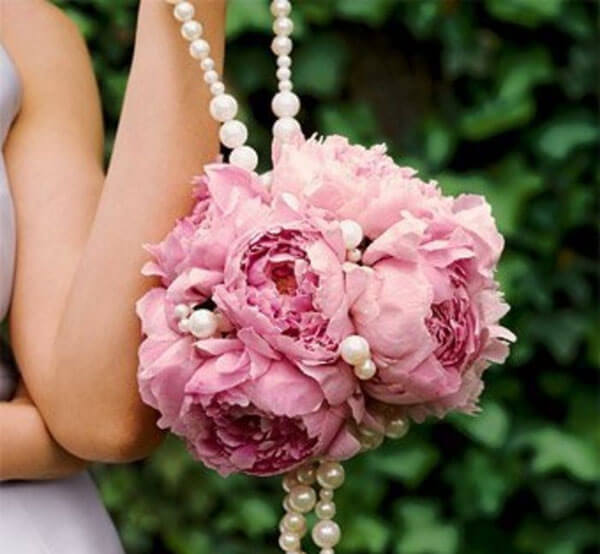 розовый свадебный букет с декором