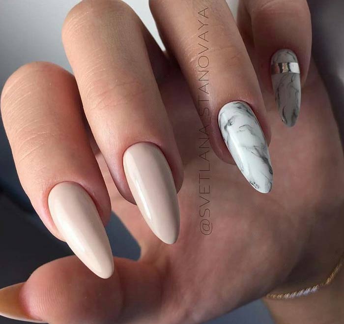 Длинные ногти в пастельных тонах с мраморным дизайном