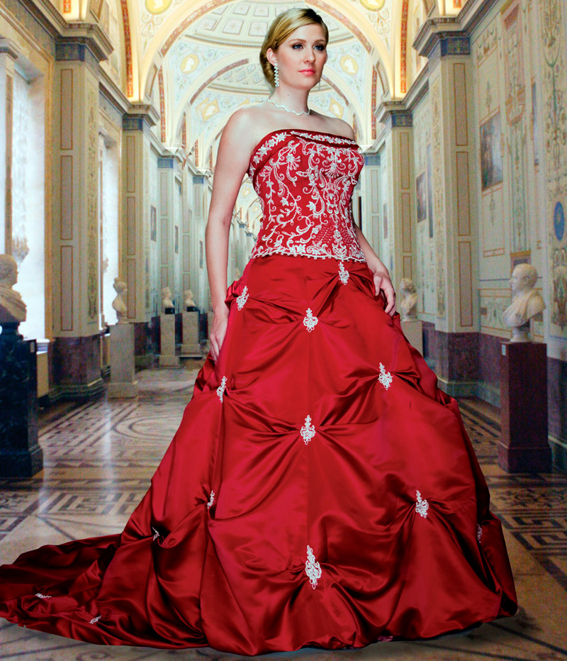 Свадебное платье красного цвета с вышивкой
