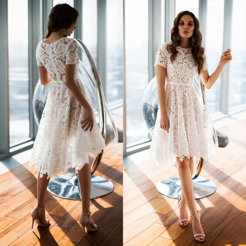 Короткое платье белого цвета
