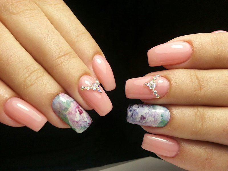 Красивый розовый дизайн ногтей со слайдом и стразами