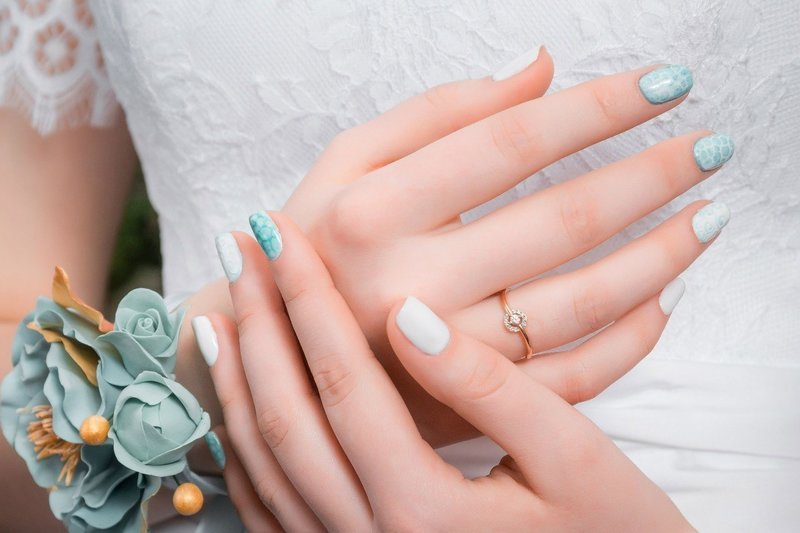 Голубой свадебный дизайн с белыми разводами