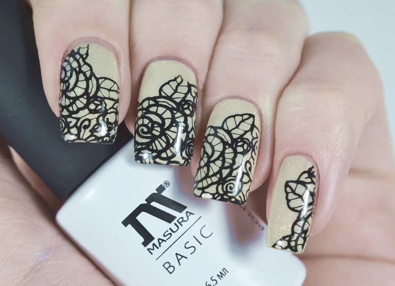 Чёрные кружевные цветы на нюдовых ногтях
