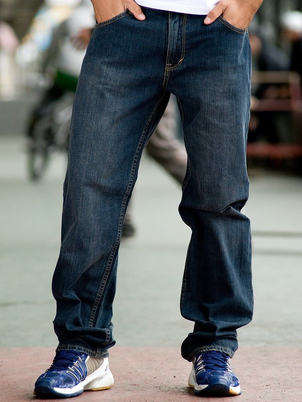 Мужчина в широких джинсах