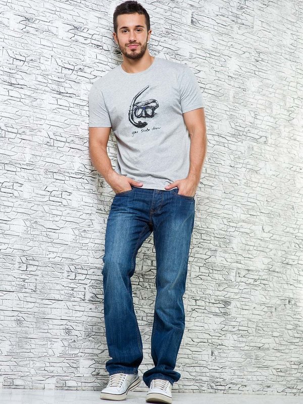 Мужчина в футболке и широких джинсах