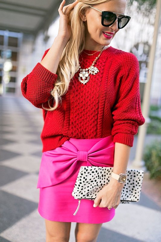 Девушка в красном свитере и розовой юбке