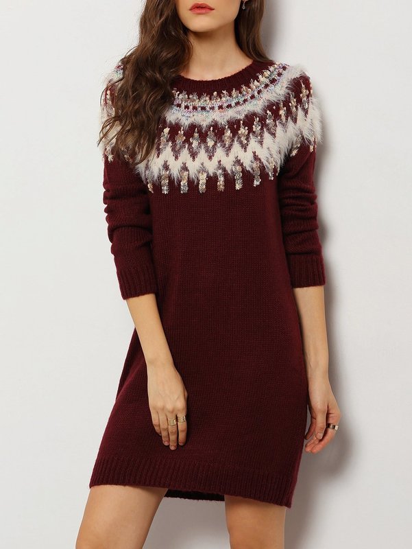 Девушка в свитер-платье с этническим орнаментом