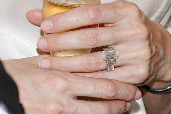 До сих пор палец Анджелины украшало только помолвочное кольцо. Теперь прибавится еще и обручальное