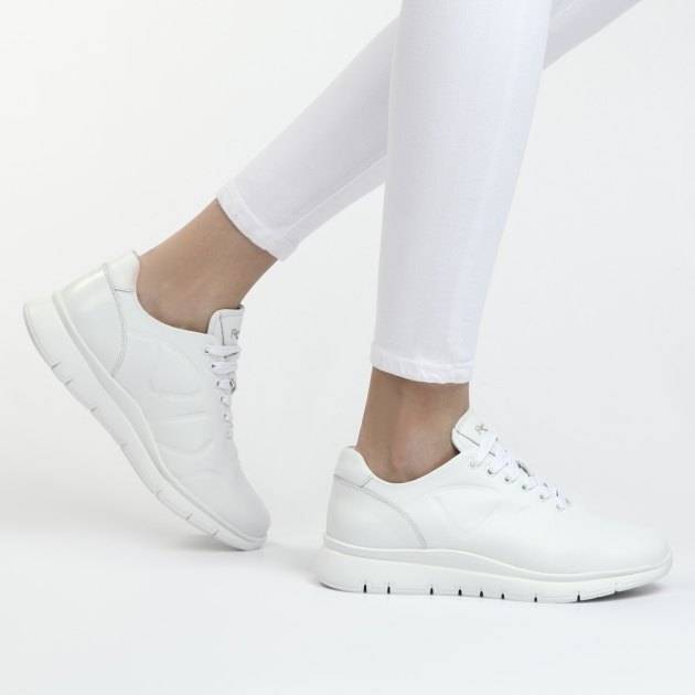 белые женские кроссовки с одеждой