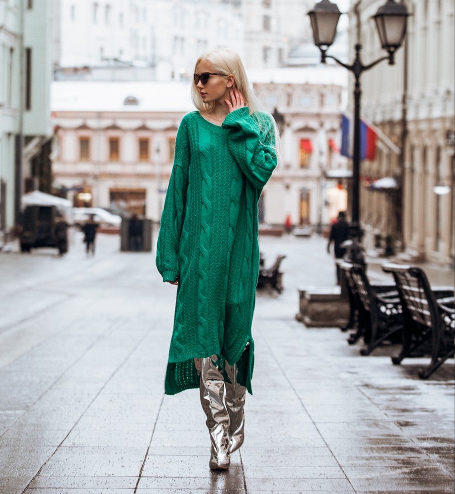 Длинный шерстяной свитер в стиле oversize с косами