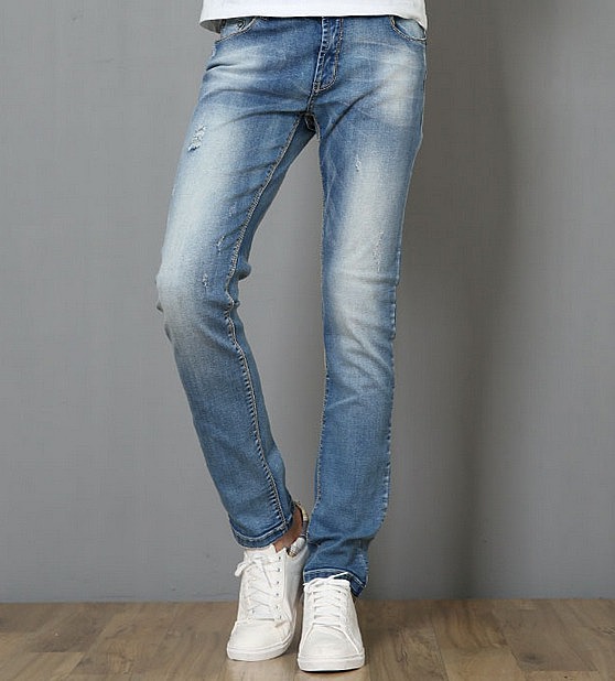 Молодежные прямые джинсы с потертостями