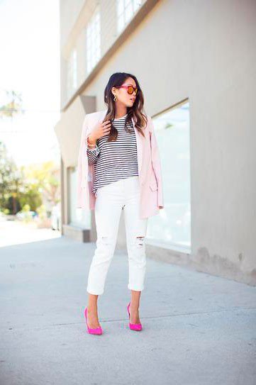 Белые джинсы с розовыми туфлями и светло розовым жакетом 
