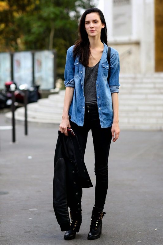 Девушка в черных джинсах и джинсовой рубашке