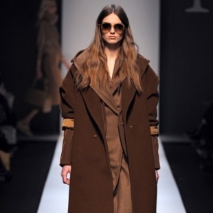 Девушка в коричневом пальто оверсайз и коричневом костюме