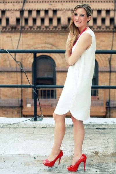 Девушка в свободном белом платье
