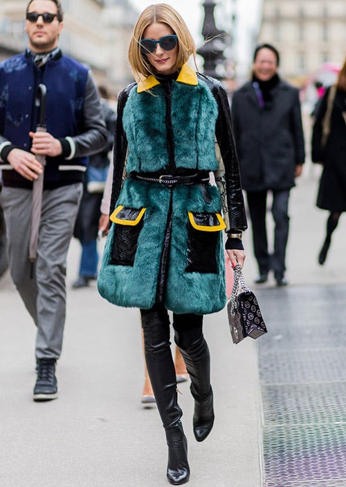 В зеленой шубе от Kim Shui и высоких сапогах на недели моды в Париже
