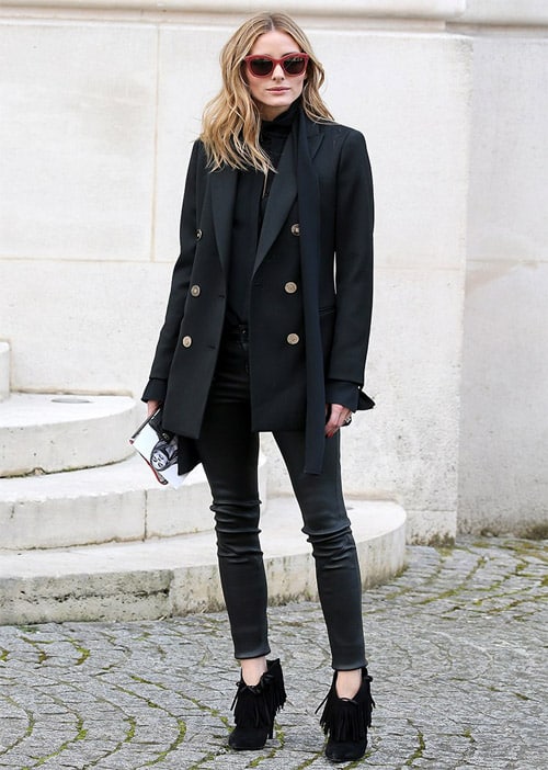 В Париже осенью на Неделе моды в блейзере, водолазке, джинсах, и черных ботинках.
