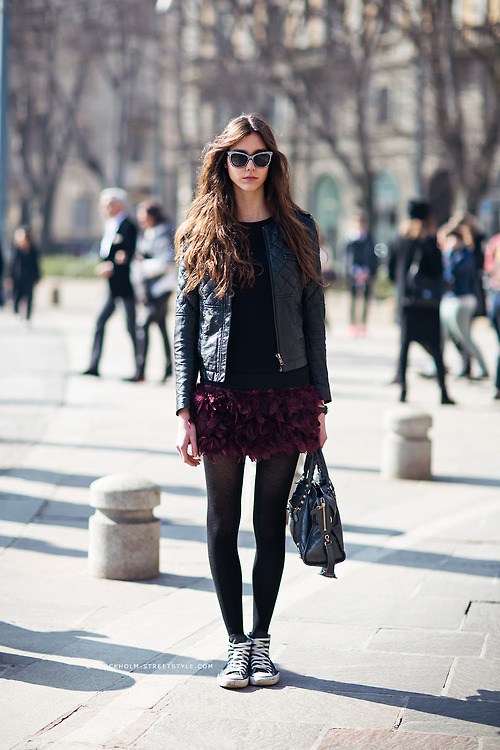 Девушка в бордоовой мини юбке, черная куртка и кеды