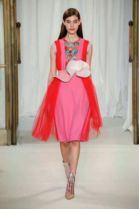 Модель в розовом платье футляр с красными вставками от Delpozo