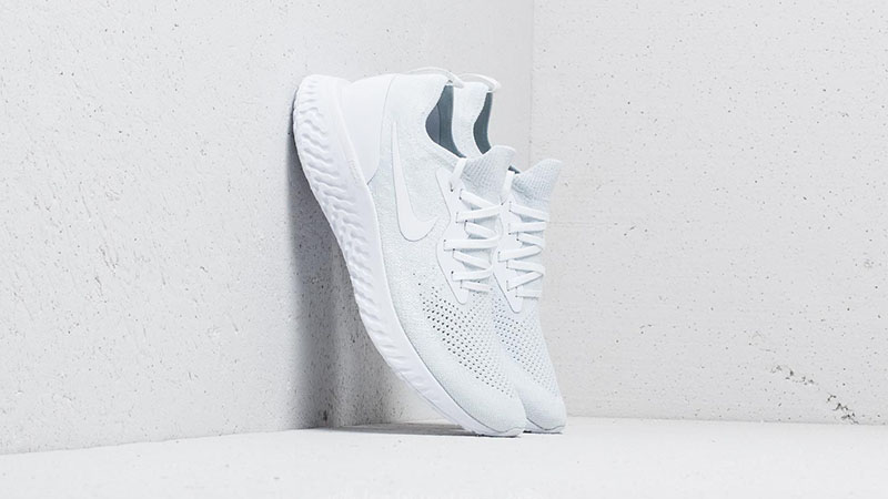 Белые кроссовки Nike Epic React Flyknit