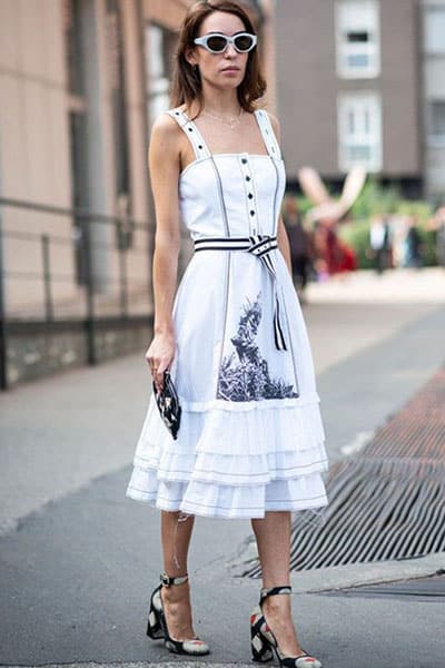 Девушка в белом летнем платье