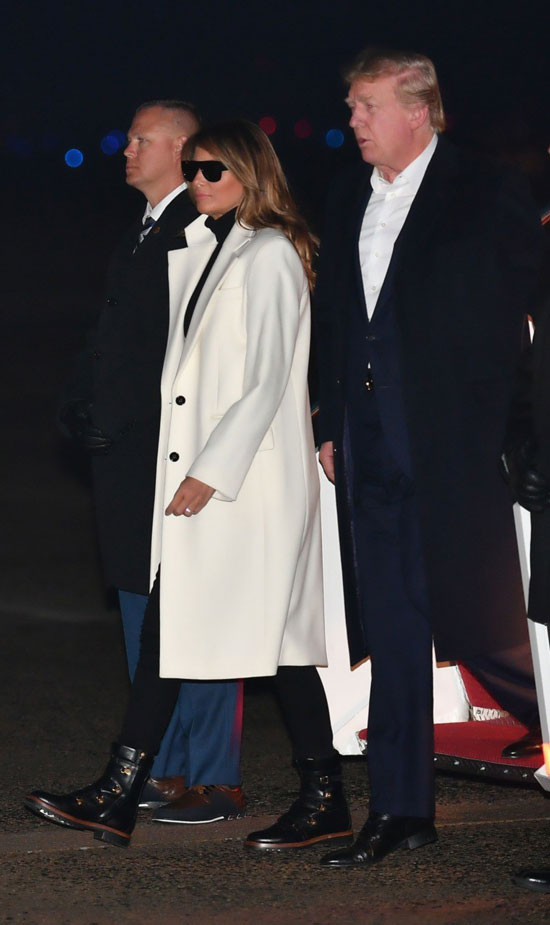 Мелания Трамп в белом пальто, водолазке и рокерских ботинках