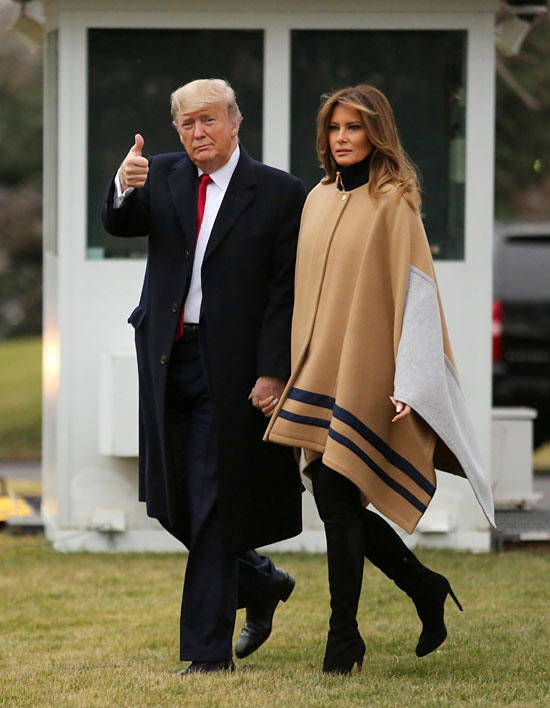 Мелания Трамп в пальто-одеяло, водолазке и замшевых сапогах