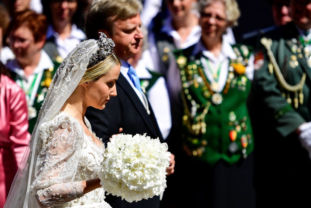 Was für eine Märchenbraut: Ekaterina trifft an der Marktkirche ein