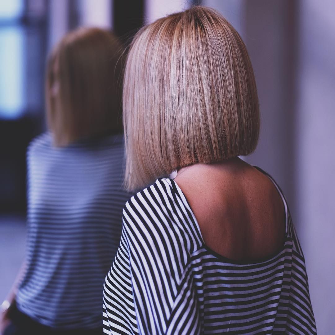 Фото блондинки со спины со средними волосами на природе
