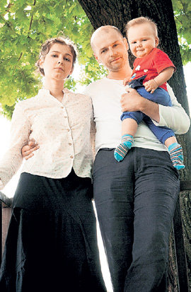 Счатливые родители Полина и Иван с 8-месячным сыном Петей (июль, 2005 г.)