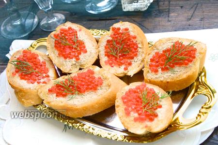 Фото рецепта Бутерброды с печенью трески и красной икрой