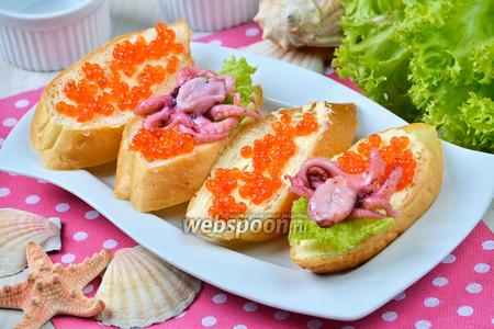 Фото рецепта Бутерброды с осьминогами и красной икрой