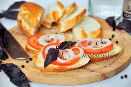Фото рецепта Закусочные бутерброды с помидором и луком