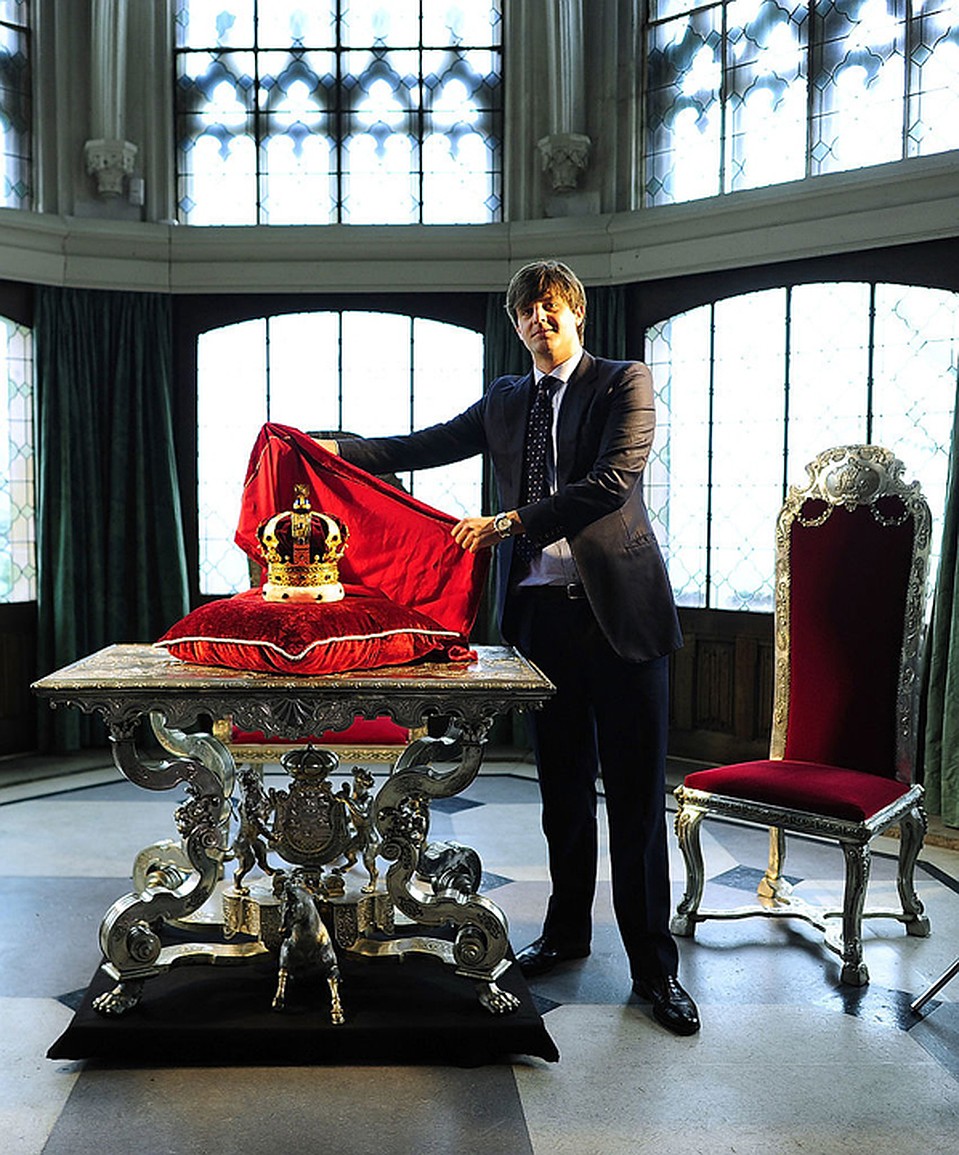 Будущий муж Екатерины Малышевой, принц Эрнст Август, позирует с короной Ганноверского дома. Фото: Getty Images 