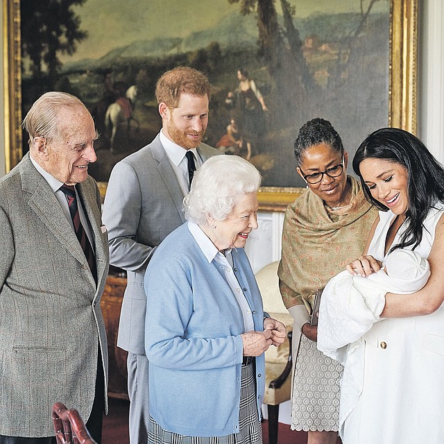 8 мая с новорожденным правнуком Арчи познакомились королева Елизавета и ее супруг принц Филипп. Рядом с Меган - ее мать Дория Рэгланд. Фото: REUTERS