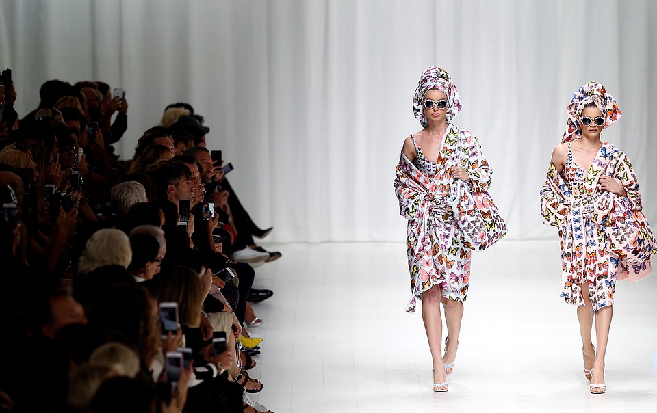 Модный дом Versace вновь увлёкся принтами в стиле поп-арт. Фото: REUTERS