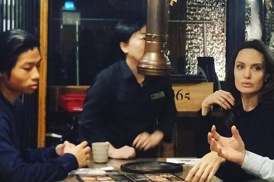 Анджелина с сыном Паксом в одном из кафе Сеула. Фото: Инстаграм. 