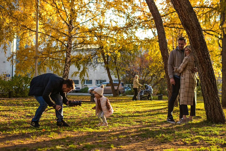 Прогулочная фотосессия по осеннему парку всей семьей — что может быть лучше? Фото: Алена МАРТЫНОВА