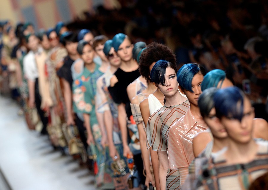 Особого внимания заслуживает стайлинг волос моделей на показе Fendi. Фото: REUTERS