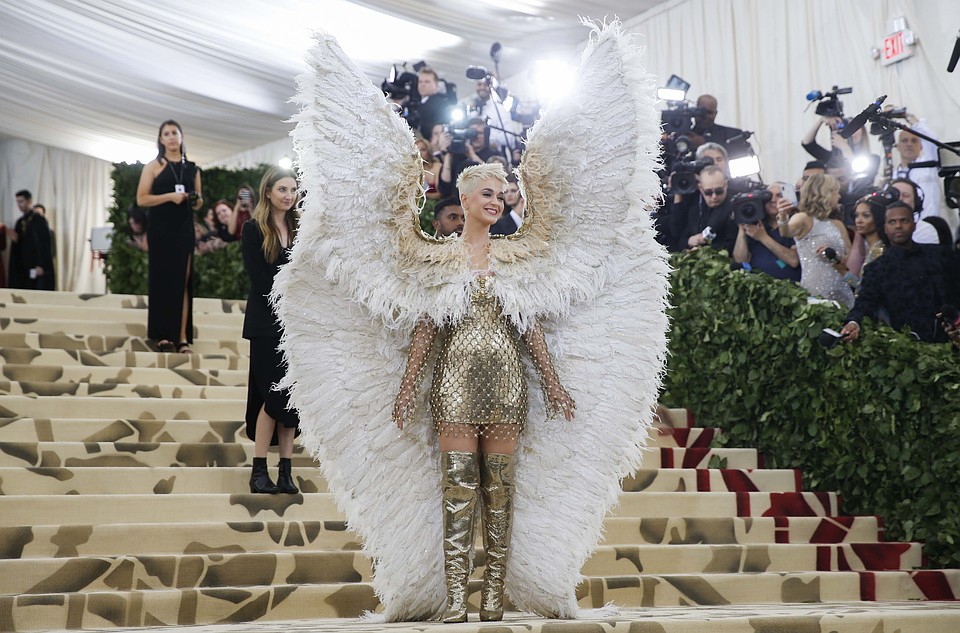 Кэти Перри в образе ангела. Фото: REUTERS
