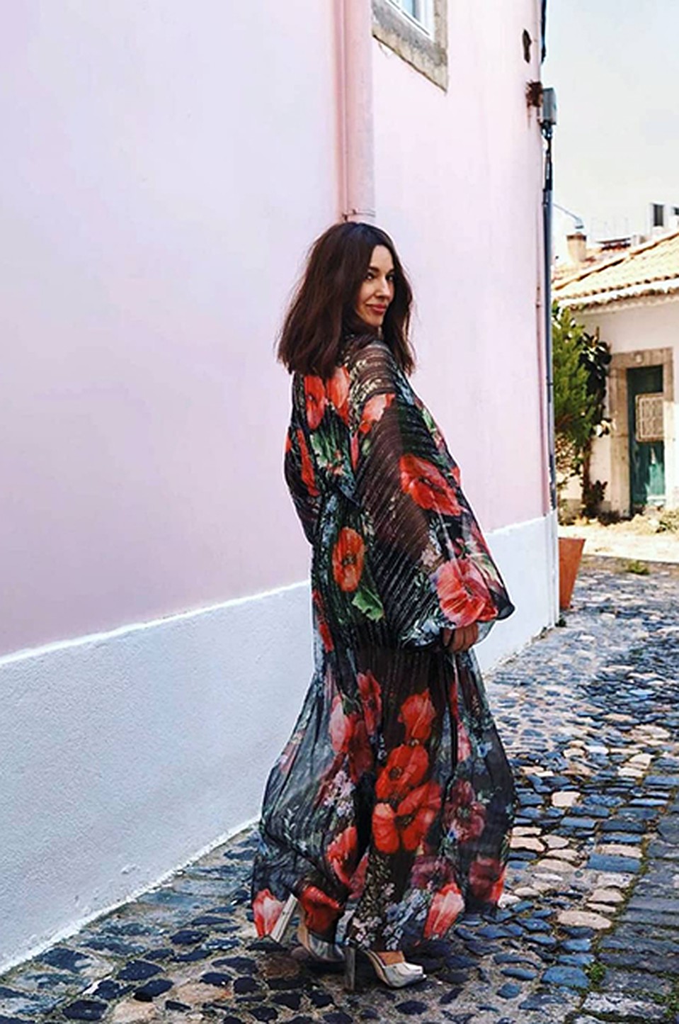 В Инстаграме Белуччи появились кадры, на которых она позирует в нарядах Dolce&Gabbana на колоритных старинных улочках. 