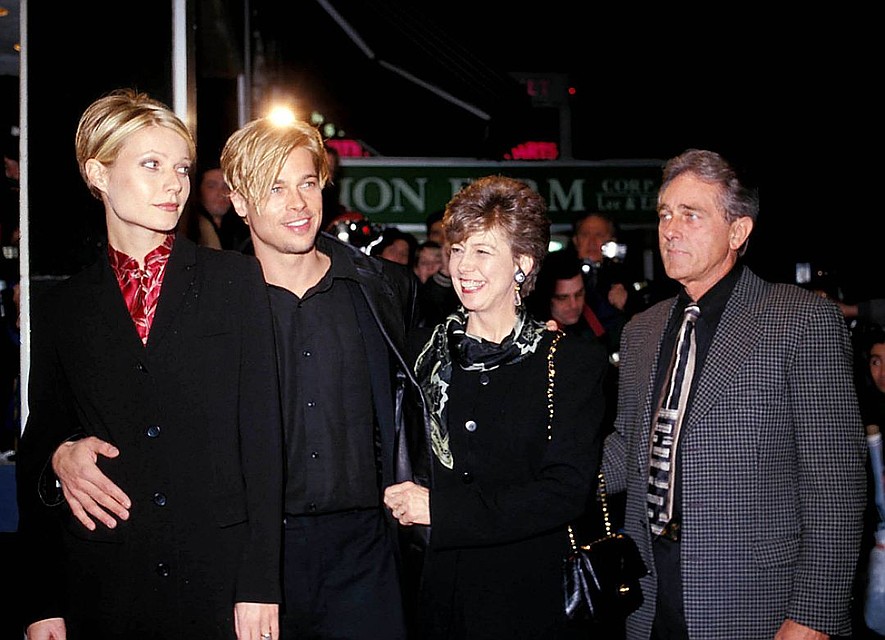 Гвинет Пэлтроу с Брэдом Питтом и его родителями на премьере фильма "Собственность дьявола" в 1997 году. Фото: GLOBAL LOOK PRESS