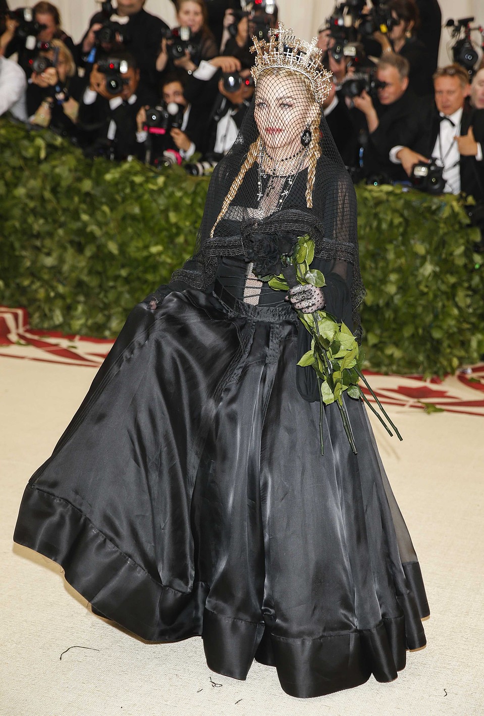 Мадонна и ее черная роза - эмблема печали. Фото: REUTERS