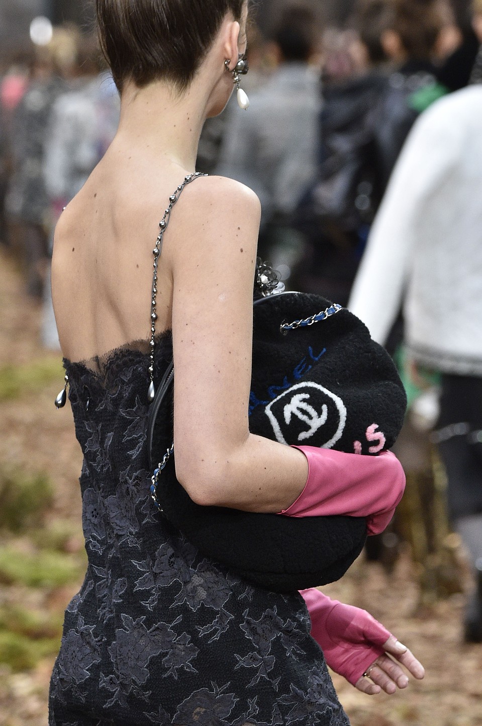 Перчатки-митенки на модели, показ коллекции Chanel в марте 2018 года. Фото: GLOBAL LOOK PRESS