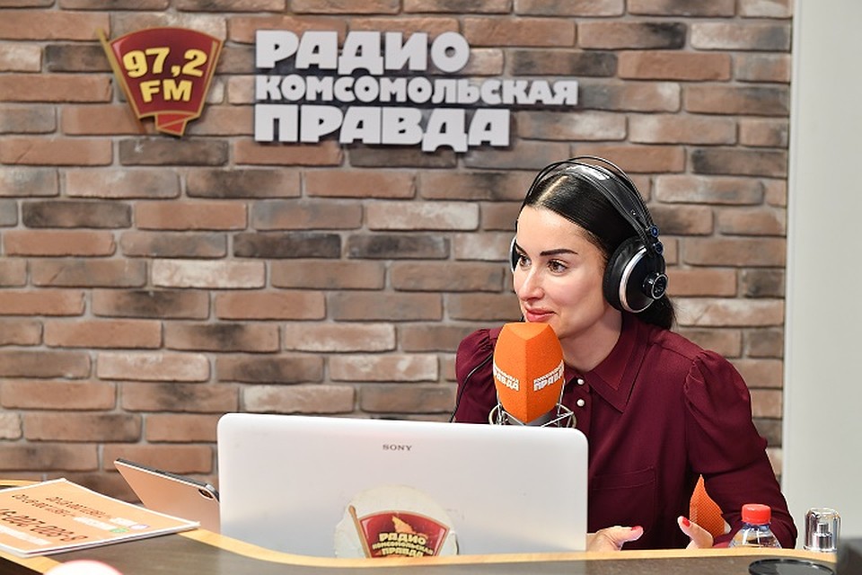 Тина Канделаки ведет передачу на радио Фото: Иван МАКЕЕВ